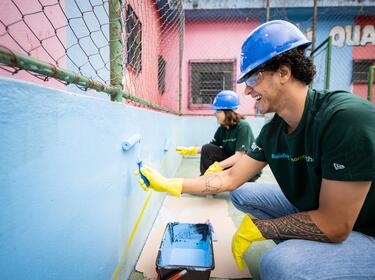 Dipendenti Prologis volontari dipingono la scuola durante l'IMPACT Day