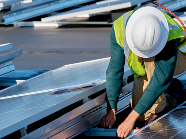 Lavoratore che installa un pannello solare