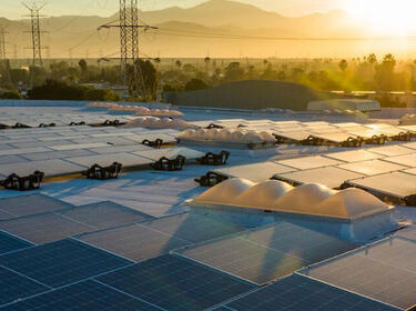 Tramonto su pannelli solari a Irwindale, California